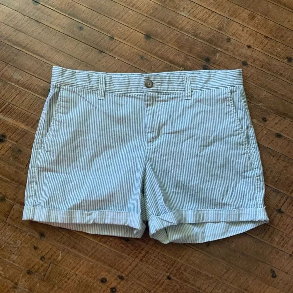Gap girlfriend 4” black and white striped size 6 shorts